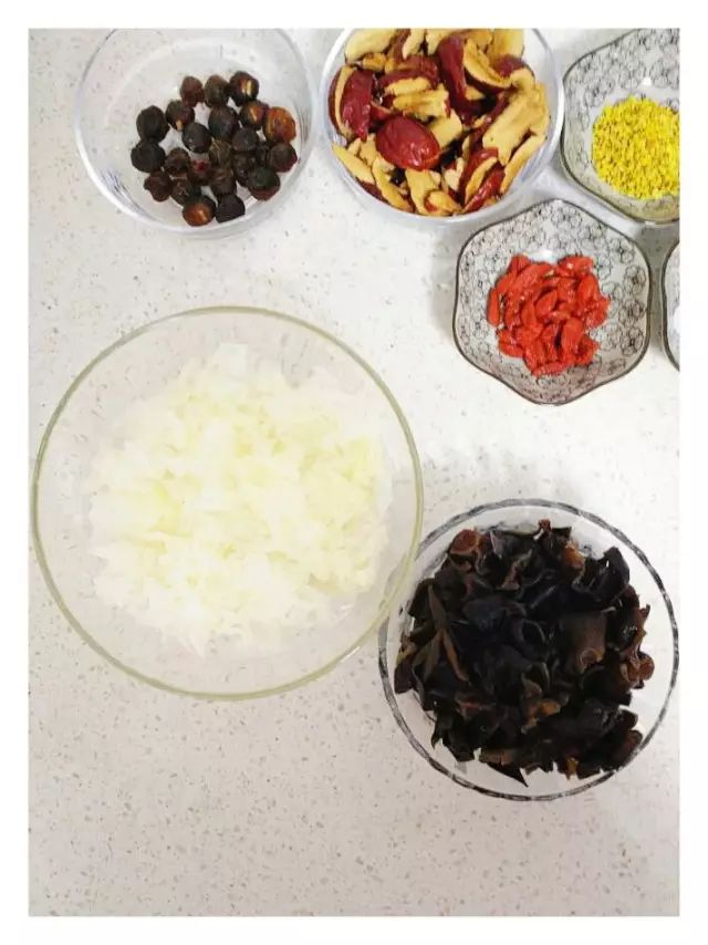 Double-eared red dates and sweet-scented osmanthus soup