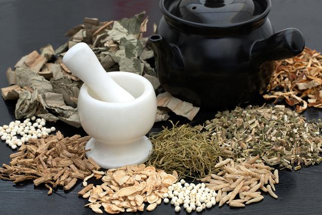 Discover the wonders of traditional Chinese medicine under Luo Bo’s guidance